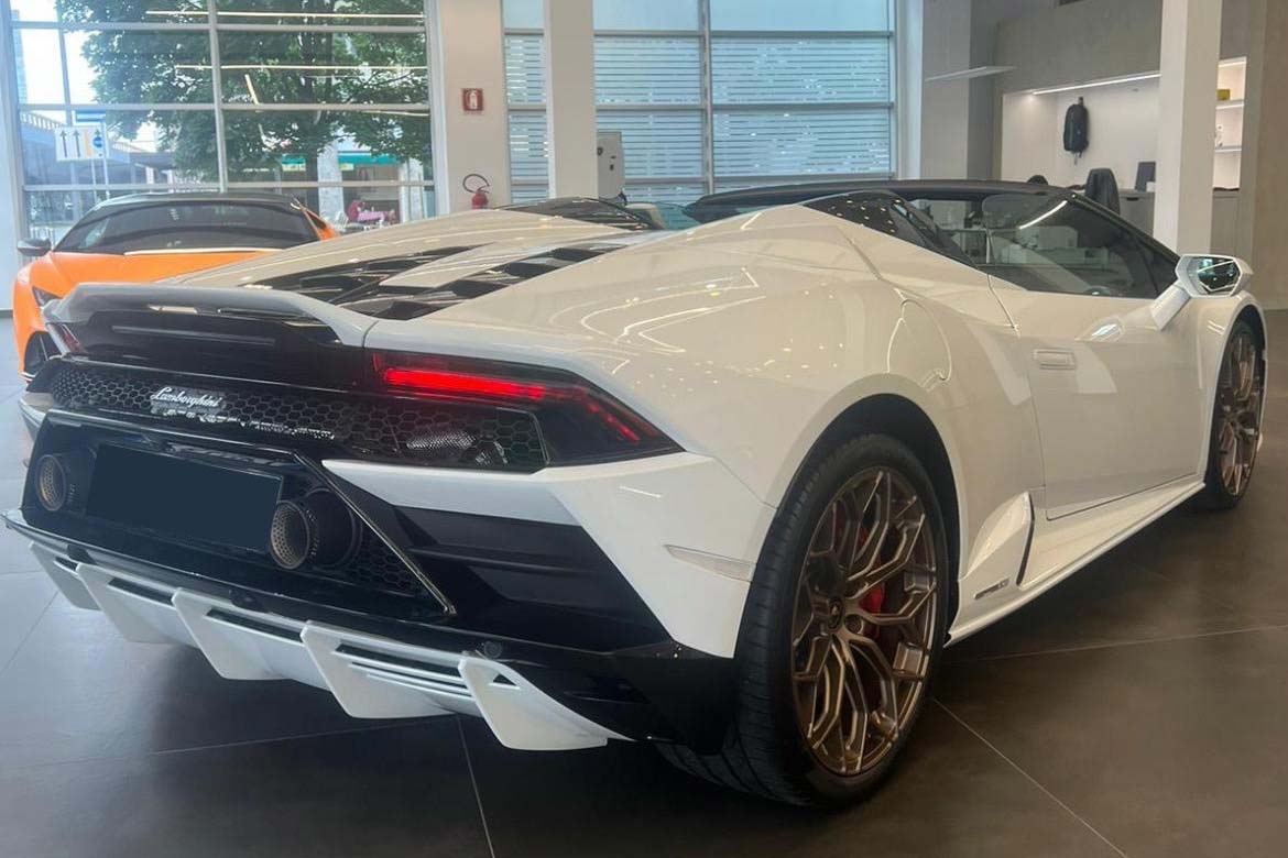 Rent Lamborghini Huracan Evo